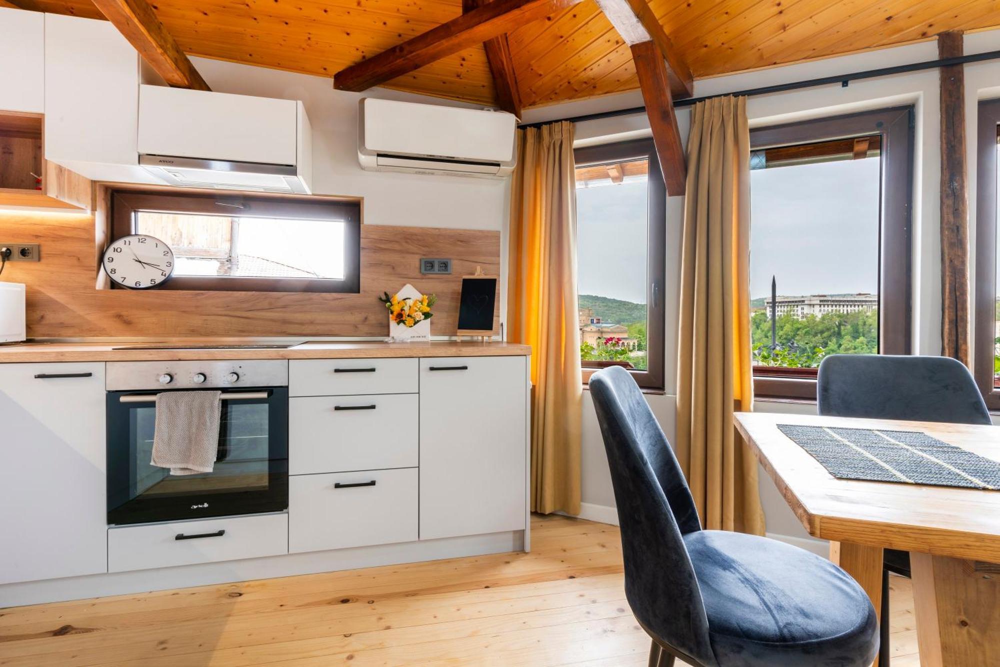 Bobevata - Floor 2 - Stunning View Old Town Apartment Veliko Tarnovo